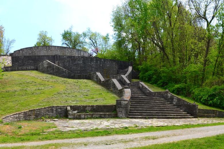 贝尔方丹堡有一个宏伟的楼梯，反映了欧洲杯下注app的军事历史.