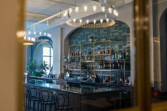 Angad艺术酒店的英联邦餐厅有一个漂亮的酒吧.