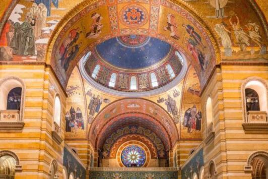Cathedral Basilica of St. 路易拥有俄罗斯以外世界上最大的马赛克收藏.
